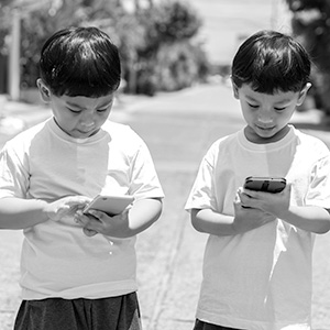 Anak-anak menggunakan aplikasi mobile edukasi