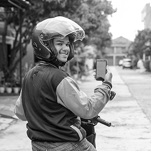 Pengemudi menggunakan aplikasi mobile di lapangan