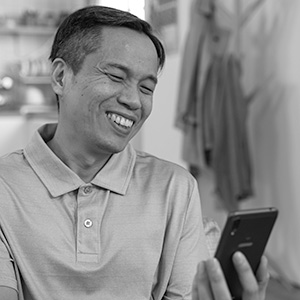 Pengguna senior menggunakan aplikasi mobile